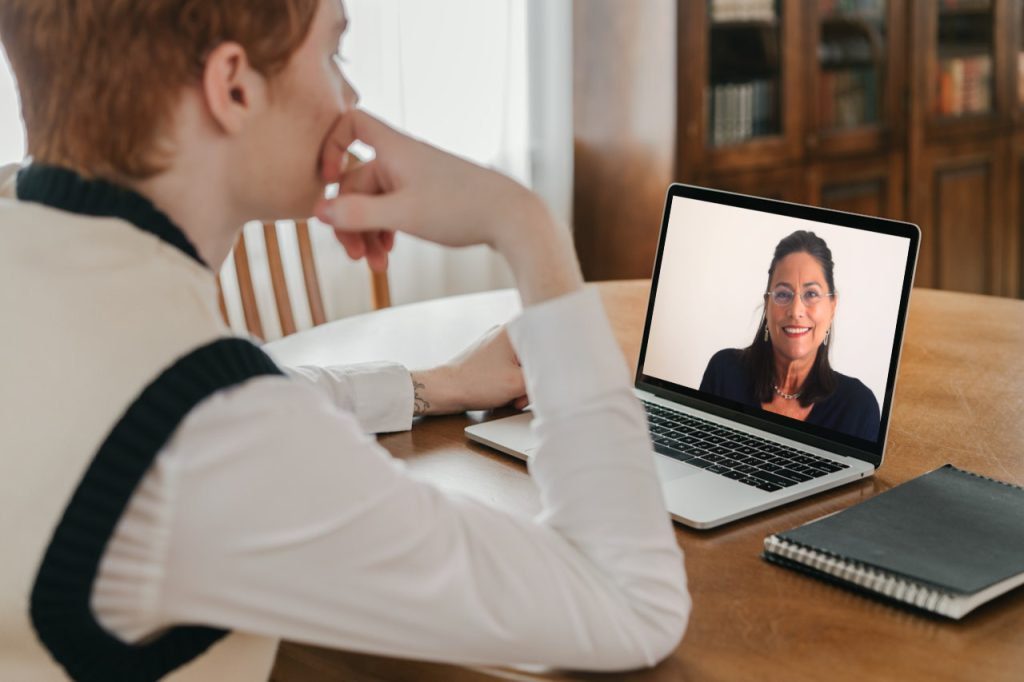 Portrait de la coach basée à Monaco, guidant les personnes dans les Alpes-Maritimes vers la réussite scolaire et personnelle, incluant des sessions en ligne.